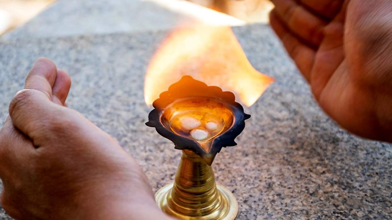 आरती के दौरान कपूर बुझ जाए तो क्या होता है अशुभ संकेत, जानिए सनातन परंपरा और मान्यताओं का पूरा रहस्य