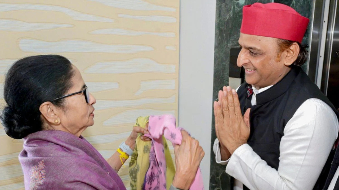 बंगाल पहुंचकर अखिलेश ने भरा ममता का हौसला, बोले- दीदी हारी नहीं हैं