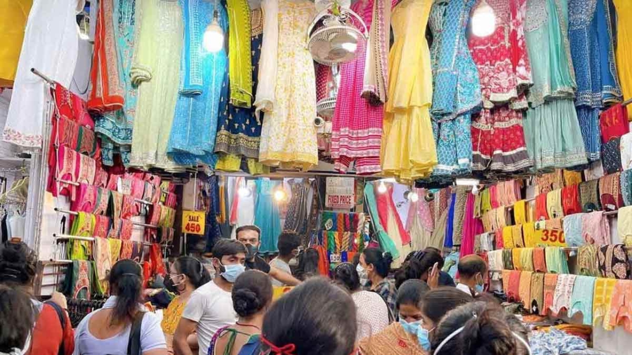 परेड मैदान पर सियासी संग्राम, दुकानदारों के साथ सड़क पर उतरी सपा-कांग्रेस, कही ये बात !