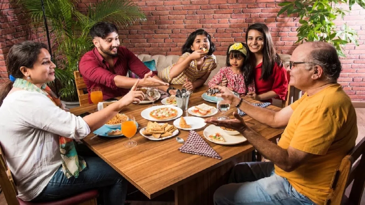भोजन करते समय भूलकर भी न करें ये गलती, वास्तु के अनुसार बढ़ सकती हैं परेशानियां