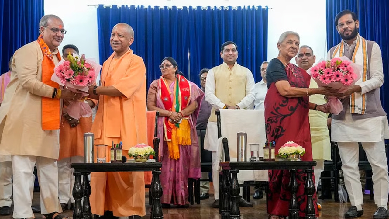 योगी कैबिनेट में बड़ा खेल, किसका बढ़ा कद और किसके कट गए पर, पढ़ें एक क्लिक में