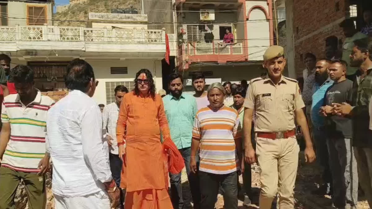 दिल्ली के पीतमपुरा में अवैध निर्माण पर बवाल, विधायक की कार्रवाई से बढ़ी हलचल