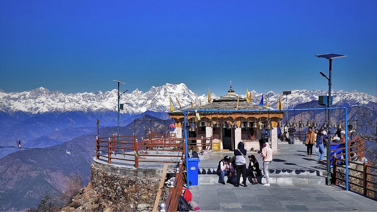 उत्तराखंड का वो मंदिर जहां बादलों के ऊपर होते हैं दर्शन, 800 सीढ़ियां चढ़ते ही दिखता है स्वर्ग जैसा नजारा