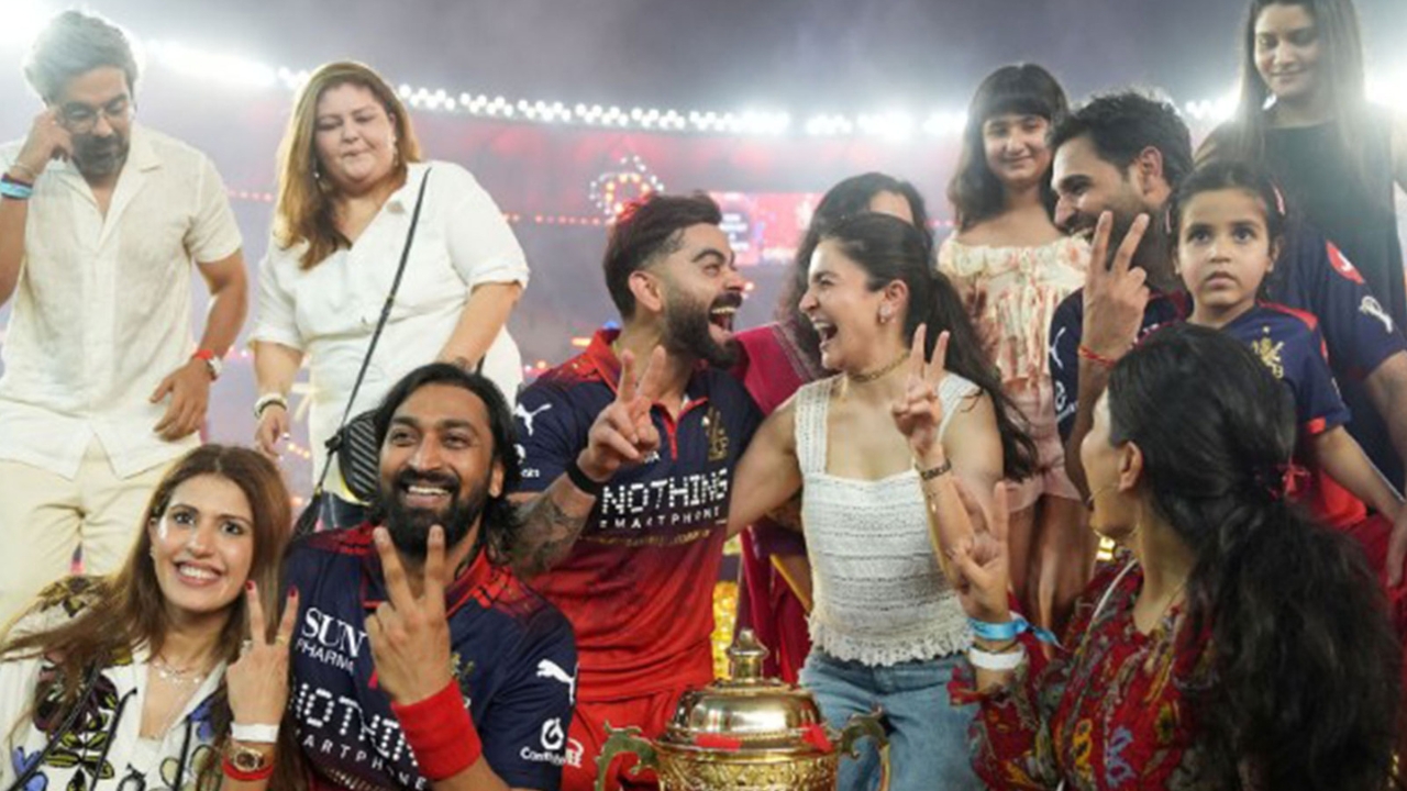 फ्लाइंग किस से डांस तक... जीत के रंग में डूबे विराट-अनुष्का, RCB के जश्न ने लूट ली महफिल, देखिए तस्वीरें