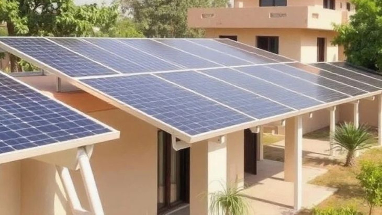 बिजली बिल से मिलेगी राहत, घर की छत पर सोलर पैनल लगाने के ये 6 बड़े फायदे जान लीजिए