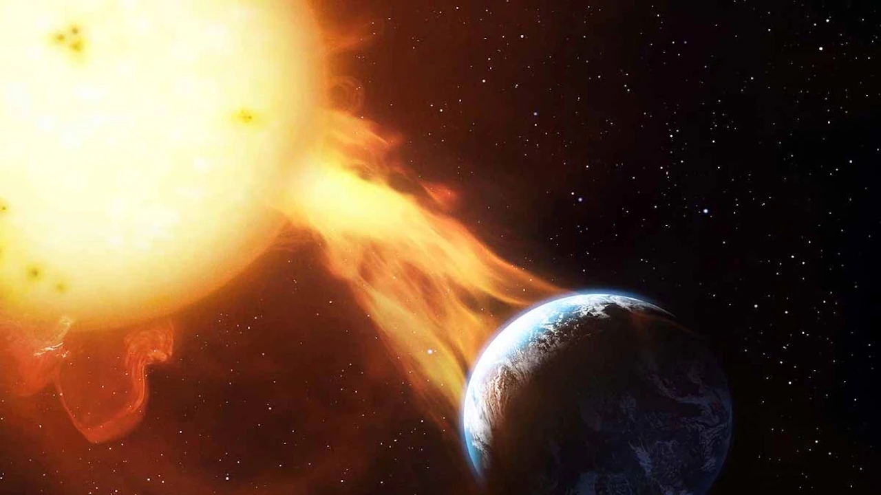 धरती की तरफ बढ़ रहा सूरज का महातूफान, भारत में भी दिख सकती है रंग-बिरंगी रोशनी
