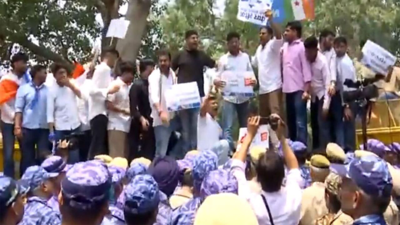 NEET और CBSE विवाद पर मोदी सरकार को 73 पूर्व अफसरों की चिट्ठी, शिक्षा व्यवस्था पर उठाए बड़े सवाल