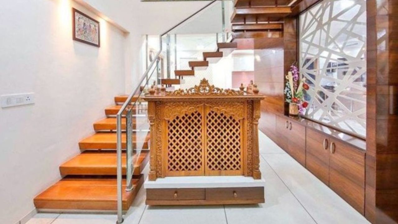 सीढ़ियों के नीचे मंदिर बनाना क्यों माना जाता है बड़ा वास्तु दोष, घर की शांति पर पड़ सकता है असर