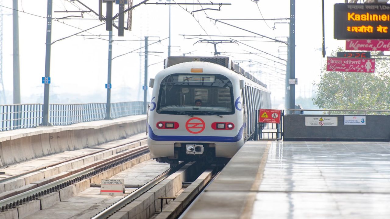 मेट्रो में छूट गया मोबाइल या बैग? सही जगह शिकायत की तो वापस मिल सकता है सामान