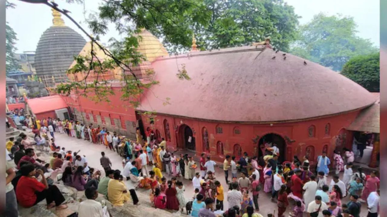 4 दिन बंद रहने के बाद खुले कामाख्या मंदिर के कपाट, अब भक्तों को मिलता है सबसे पवित्र प्रसाद