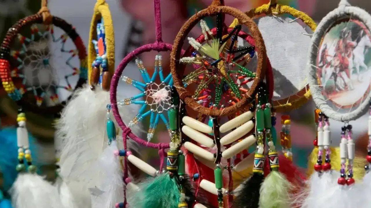घर में ड्रीमकैचर लगा है? सही दिशा में लगाने से मिलती है सकारात्मक ऊर्जा, जानिए क्या कहती हैं मान्यताएं