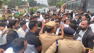 यूं ही नहीं संघ और भाजपा से नाराज है अयोध्या, चंपत राय-अनिल मिश्रा के खिलाफ FIR दर्ज कराने पहुंचे वकील