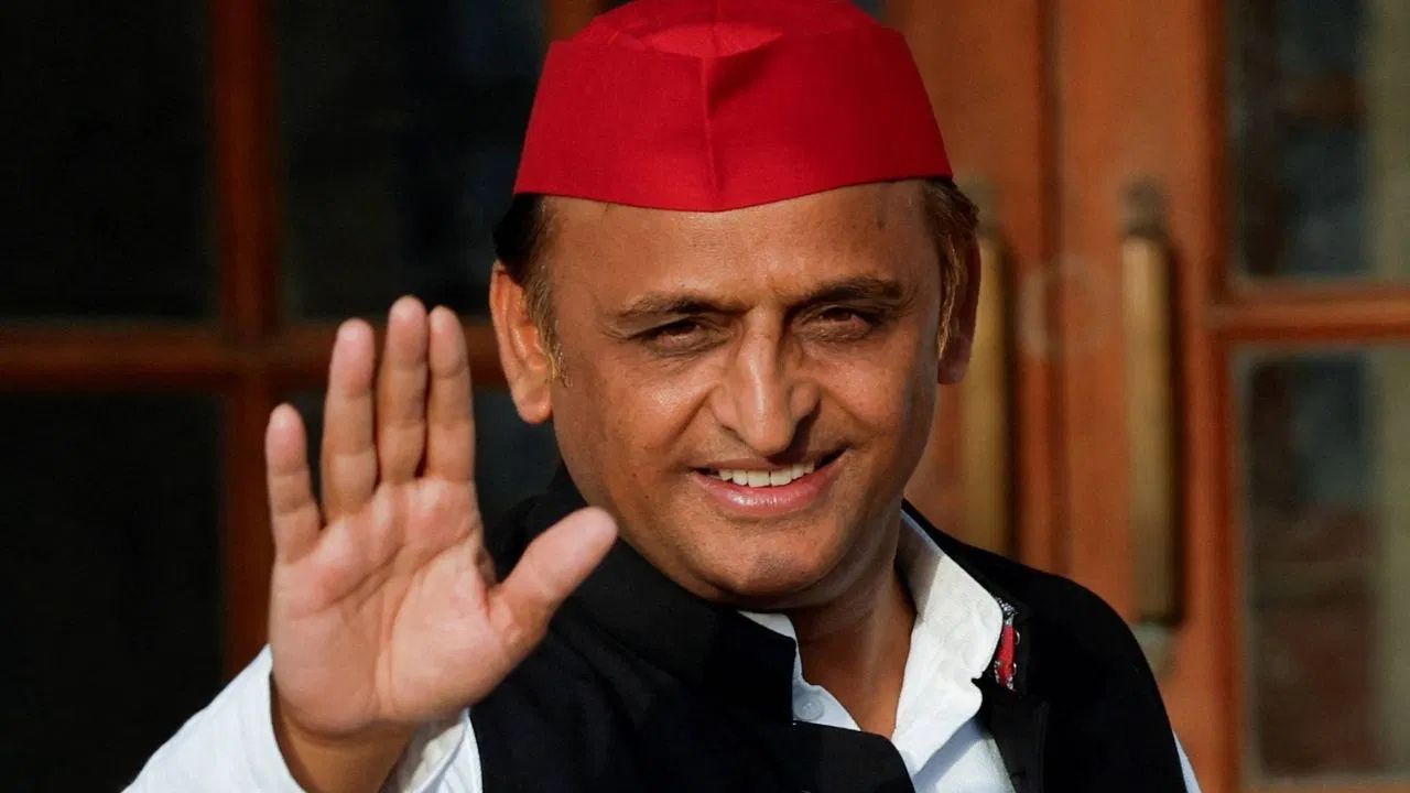 2027 से पहले बदली सपा की चाल, क्या सॉफ्ट हिंदुत्व के सहारे सत्ता की राह तलाश रहे हैं अखिलेश?