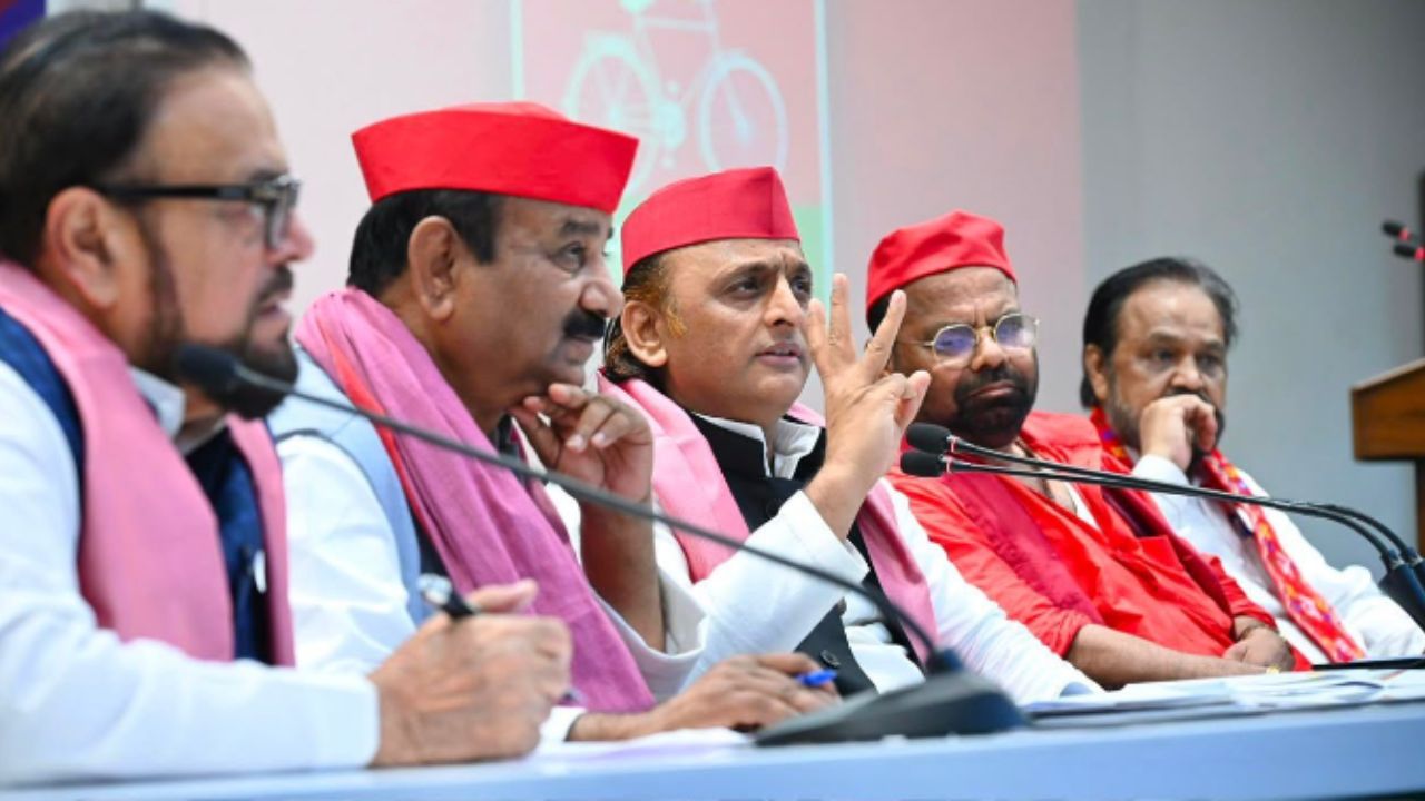 UP चुनाव से पहले सपा का 'प्लान 100' चर्चा में, दलित दांव से बदलेगा 2027 का सियासी समीकरण, पढ़ें एक क्लिक में