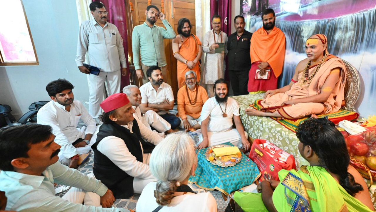 शंकराचार्य से मिले अखिलेश, राम मंदिर से गोरक्षा तक BJP पर साधा निशाना, बोली ये बड़ी बात !