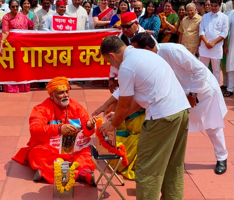 यूपी में पैलेट गन नहीं चढ़ावा चोरी चलेगा, सपा अपने मुद्दे पर लौटी